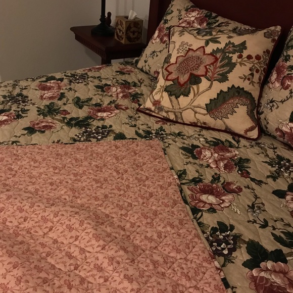 Pottery Barn F/W quilt with two matching standard Shams and pillow cover - Picture 9 of 9